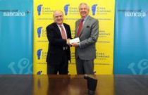 Entrega de 41.200 euros a Casa Caridad para su campaña 365 comidas solidarias.